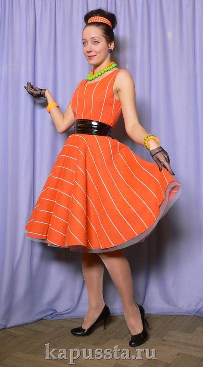 Платье стиляжное оранжевое